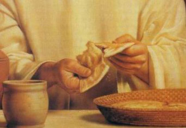 Resultado de imagen para En aquel tiempo, Jesús dijo a los judíos: «Yo soy el pan vivo, bajado del cielo. Si uno come de este pan, vivirá para siempre; y el pan que yo le voy a dar, es mi carne por la vida del mundo». Discutían entre sí los judíos y decían: «¿Cómo puede éste darnos a comer su carne?». Jesús les dijo: «En verdad, en verdad os digo: si no coméis la carne del Hijo del hombre, y no bebéis su sangre, no tenéis vida en vosotros. El que come mi carne y bebe mi sangre, tiene vida eterna, y yo le resucitaré el último día. Porque mi carne es verdadera comida y mi sangre verdadera bebida.