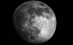 Sobre la superficie de la Luna, una capa de polvo denominado regolito, producida por el impacto de...