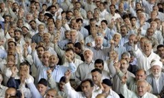Iraníes gritan consignas contra Estados Unidos durante las ceremonias de la oración...