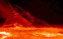 Una llamarada en la cromosfera solar, registrada por la nave espacial Hinode, de la Agencia de...