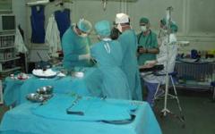 Anestesistas: Eligen y administran la anestesia durante la cirugía y te controlan durante la...