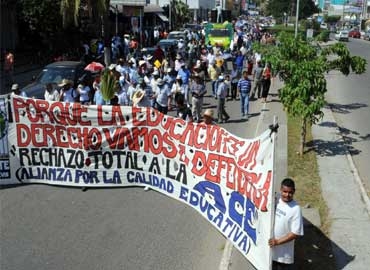 Profesores afiliados a la CNTE bloquearon al Congreso michoacano e impidieron actividades...