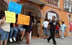 Mientras, en Guanajuato, profesores se manifestaron contra el acuerdo y para exigir al presidente...