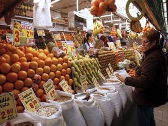 En julio, la inflación de frutas y verduras fue de 2.32 por ciento, 7.5 veces más que...