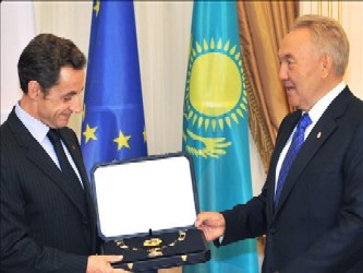 Durante la visita de Estado que Sarkozy realiza hoy a Kazajistán, ese país de Asia...
