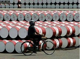 Según KUNA, Kuwait produce en la actualidad tres millones de barriles de crudo al día...