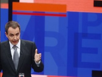 La llegada al acto de Zapatero fue acogida con silbidos y abucheos por el público que...