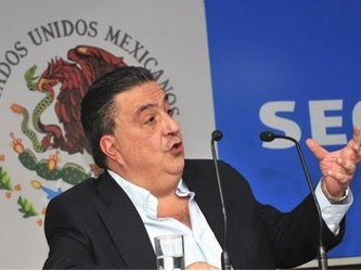 El antiabortista secretario de Gobernación, Fernando Gómez Mont, desatiende una de...