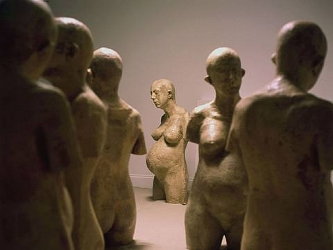 Los once bustos, que a simple vista parecen hechos en piedra, son acompañados por varios...