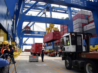 Las exportaciones en diciembre aumentaron en un 4.5 por ciento, hasta los 20,900 millones de...