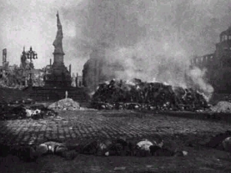 Los bombardeos contra Dresde constituyen uno de los hechos de la Segunda Guerra Mundial que...