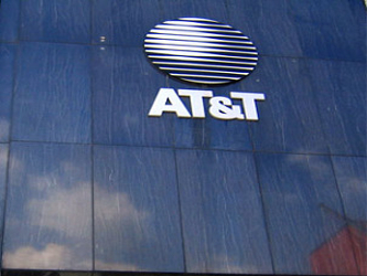 Las acciones de AT&T, que forma parte del Dow Jones de Industriales, subían hoy el 0.98% en...