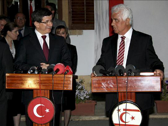 Davutoglu tuvo también un encuentro con Mehmet Ali Talat, presidente saliente, que...