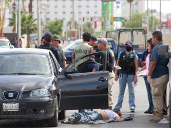 Dos de los cadáveres estaban dentro del coche, un Nissan Altima, en cuya cajuela fueron...