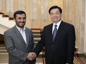 Ahmadineyad y Yu asistieron a la ceremonia de izado de la bandera iraní y a la...