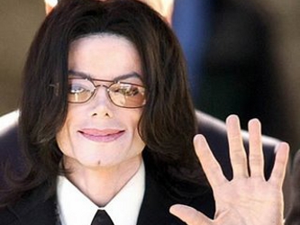 El vídeo cuenta cómo Michael Jackson, convertido en Captain EO, con la particular...