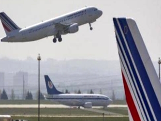 El Boeing 747, con 423 personas a bordo, aterrizó esta madrugada en el aeropuerto de...