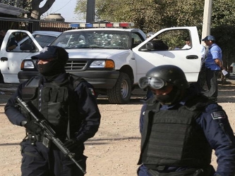 Los tres agentes heridos fueron identificados como Juan Artemio Martínez Hernández,...