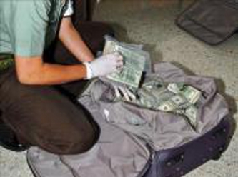 En tanto Bejarano Omarlis viajaba con dos maletas y un total de 185.900 dólares, en billetes...