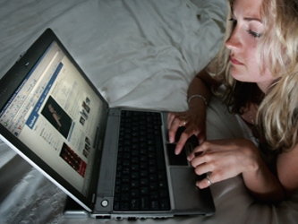 Mundialmente, las mujeres muestran niveles más altos de involucramiento en redes sociales...