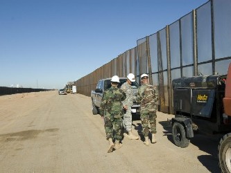 Integrantes de la Guardia Nacional de Estados Unidos comenzaron este domingo a vigilar la frontera...