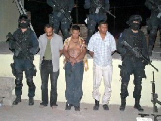 Los presuntos criminales fueron capturados en dos viviendas de la municipalidad de Gómez...