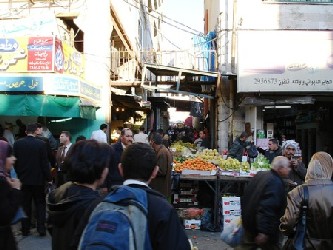 Comerciantes y economistas palestinos cuentan los costos en decenas de miles de puestos de trabajo...