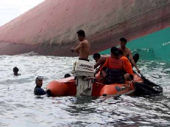 Los servicios de emergencia de Indonesia rescataron a 77 supervivientes del naufragio de un ferry...