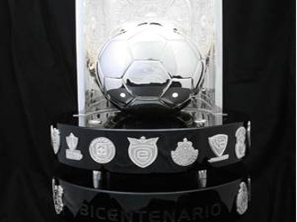 La plata mexicana ha sido utilizada en este trofeo que tiene una base de dos anillos que...