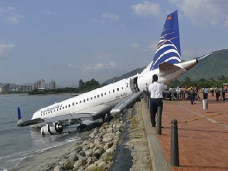 Las investigaciones preliminares apuntan a que el avión aterrizó lejos de la pista,...