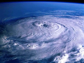 El ojo del huracán se encontraba a las 17.00 GMT a 120 kilómetros al este-noreste de...