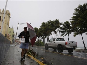 El ojo del huracán se ubicaba a las 21H00 GMT a 180 km al noreste de San Juan, Puerto Rico...