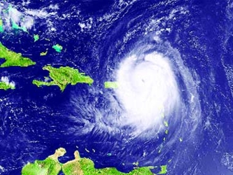 Con vientos máximos sostenidos de 215 kilómetros por hora, el huracán 