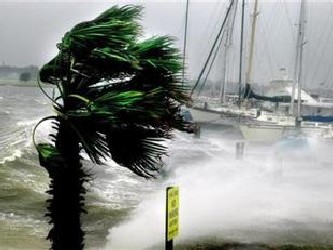 El Centro Nacional de Huracanes (CNH) de EU informó hoy de que la tormenta se encuentra a 65...