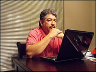 Aguirre, titular del portal de Internet La Polaka, quien radica en El Paso, Texas, desde noviembre...
