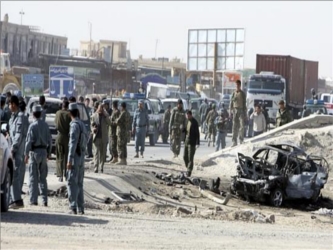 Los soldados de la ISAF evacuaron a los heridos -una docena, según la organización- a...