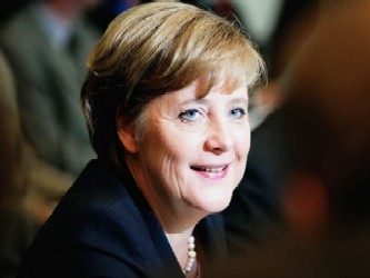  La canciller de Alemania, Angela Merkel, recibió hoy con honores militares a la presidenta...