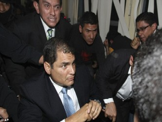 Correa señaló que como en el caso del golpe de Estado en Honduras, grupos de...