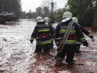 Las autoridades húngaras ordenaron la evacuación total del pueblo de Kolontar por...