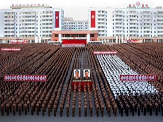 Las escenas de jolgorio en la capital norcoreana contradijeron la austeridad y escasez vinculada...