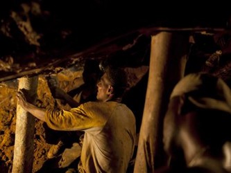 Los cuatro obreros -dos de ellos hermanos- quedaron atrapados en la mina luego de que toneladas de...