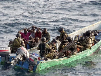 Según las cifras de Ecoterra, los piratas somalíes tienen actualmente en su poder 25...