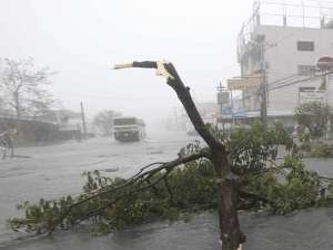 El tifón Megi azotó la punta norte de Filipinas este lunes, provocando avalanchas de...
