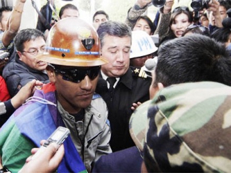 El gobernante boliviano fue la semana pasada en el avión presidencial al poblado minero de...