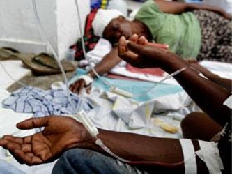 Los médicos realizan exámenes para detectar cólera, tifoidea y otras...