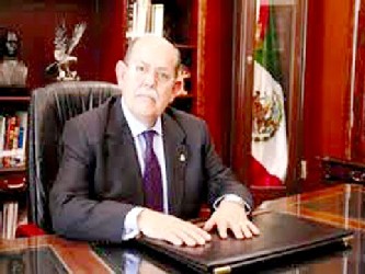 Eduardo Medina Mora, embajador de México en el Reino Unido, y Joaquín Villalobos,...