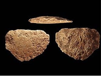David indicó que el hacha más antigua encontrada hasta ahora tiene entre 20,000 y...