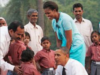 Obama, que hoy es agasajado con una cena por la presidenta india, Pratibha Patil, sigue...
