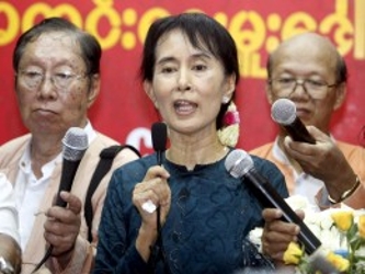 Suu Kyi, de 65 años, se dirigió a decenas de miles de entusiastas seguidores que la...