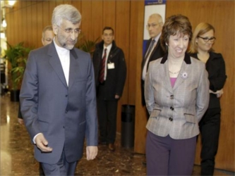 Con Ashton están sentados el jefe negociador iraní, Said Jalili, y representantes del...